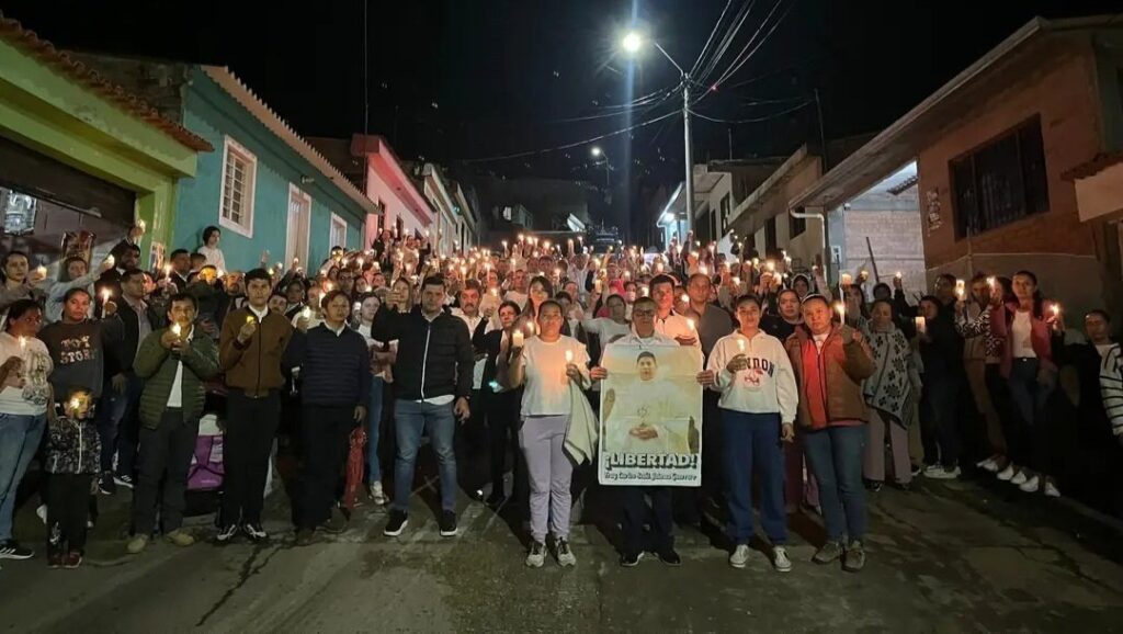 Ciudadanos participan en una marcha nocturna en Viotá, Colombia, el 26 de junio de 2025. Cientos de residentes portan velas y pancartas con fotos del padre Carlos Jaimes Guerrero. Durante casi tres semanas, las autoridades colombianas han buscado al fraile agustino de 30 años, desaparecido el 17 de junio, y aún no han determinado las posibles causas de su desaparición. (Foto de OSV News/página de Facebook del gobierno local)