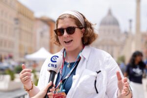 Katie Prejean McGrady, autora, podcaster y presentadora de radio en The Catholic Channel de Sirius XM, habla con Catholic News Service durante una entrevista sobre el Jubileo de Misioneros Digitales e Influenciadores Católicos en Roma, el 28 de julio de 2025. (CNS photo/Lola Gomez)