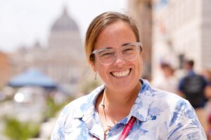 Inés San Martín, vicepresidenta de marketing y comunicaciones de las Obras Misionales Pontificias en EE.UU., posa para una foto después de una entrevista con Catholic News Service sobre el Jubileo de los Misioneros Digitales e Influenciadores Católicos en Roma, 28 de julio de 2025. (CNS photo/Lola Gomez)