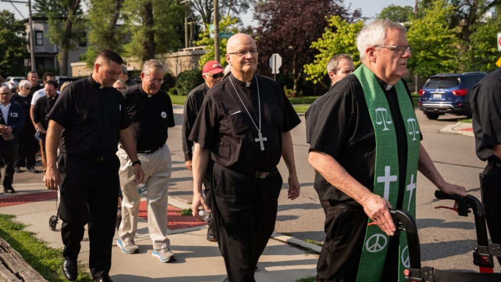 El 14 de julio de 2025, el arzobispo Edward J. Weisenburger de Detroit se unió a otros clérigos en una procesión desde la parroquia Most Holy Trinity, en el barrio Corktown, hasta la Oficina Regional de ICE en el centro de la ciudad. La marcha fue organizada por Strangers No Longer, un grupo católico de base que aboga por los derechos de los inmigrantes. (Foto: Valaurian Waller, Detroit Catholic / OSV News)