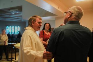 Monseñor Liam Kidney saluda a feligreses de Corpus Christi antes de la Misa del 1 de junio de 2025 en la Capilla San José del campus de Mount St. Mary’s University en Brentwood. (Foto: John Geronilla)