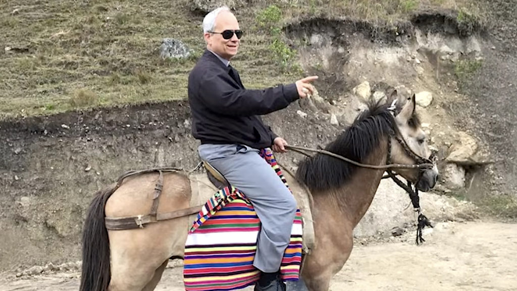 El documental "León de Perú" muestra al entonces obispo Robert Prevost montado en un burro en Perú.(Captura de pantalla vía YouTube)
