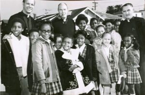 Sartoris_2-1536x1004 | Angelus en Español El primer pastorado del P. Joe fue la Parroquia de la Natividad, Los Angeles, con los Padres Seymour y Lenihan, 1973. (Foto enviada)