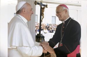 Sartoris_8-1536x1016 | Angelus en Español El obispo Joe saluda al papa Francisco en la plaza de San Pedro, 2015. (Foto enviada)