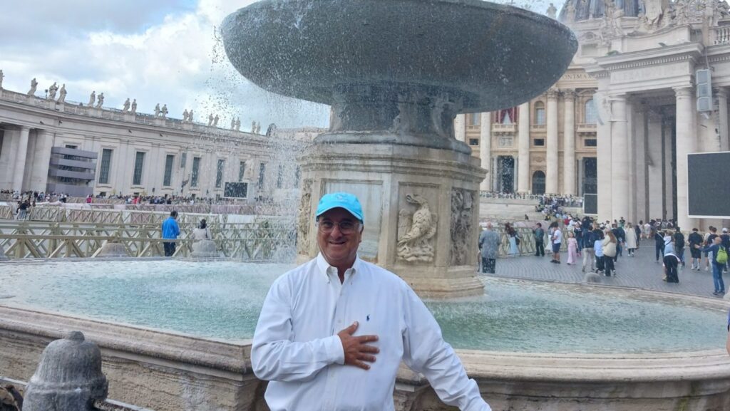 El autor fotografiado en la Plaza de San Pedro durante su visita a Roma en mayo. (Foto enviada)