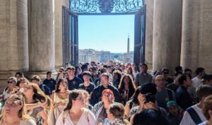 Peregrinos de Los Ángeles y Georgia se preparan para cruzar la Puerta Santa de la Basílica de San Pedro durante el Jubileo de la Juventud el 4 de agosto. (Pablo Kay)