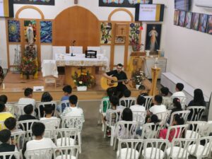 El padre Sistilli canta durante una clase de catecismo con niños en Tel Aviv.(Foto enviada por el entrevistado)