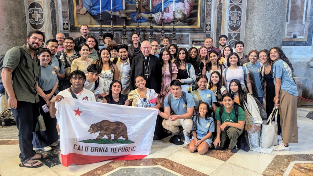 Durante su visita a la Basílica de San Pedro, jóvenes de la parroquia St. John the Evangelist en el sur de Los Ángeles recibieron la bendición del arzobispo José H. Gomez, quien también se encontraba en Roma esa semana. (Pablo Kay)