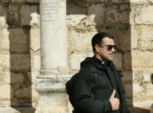 El padre Sistilli en las ruinas del antiguo pueblo de Cafarnaúm, en Galilea. (Foto enviada por el entrevistado)