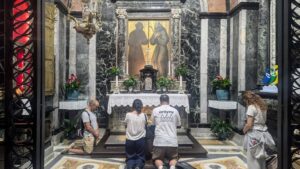 Peregrinos de LA rezan ante las reliquias del taumaturgo San Francisco de Paula en el sur de Italia. (Pablo Kay)