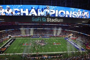 Los Angeles Rams celebran su victoria ante los Cincinnati Bengals en el Super Bowl LVI en el estadio SoFi de Inglewood, el 13 de febrero de 2022. (CNS/Mario Anzuoni, Reuters)