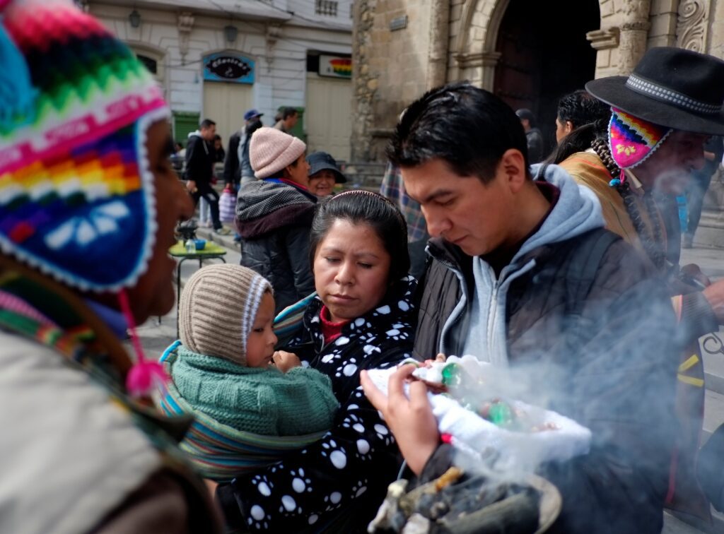 Una familia lleva figuras del Niño Jesús fuera de la Iglesia de San Francisco durante las celebraciones por la fiesta de la Epifanía en La Paz, Bolivia, 6 de enero de 2019. (OSV News /David Mercado, Reuters)