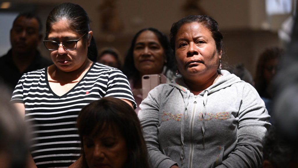 Feligreses latinos rezan en la iglesia de San Patricio, cerca del centro de Los Ángeles, el 23 de julio. (John McCoy)