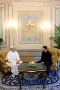 El Papa León XIV se reúne con el presidente ucraniano Volodímir Zelenski en la villa papal de Castel Gandolfo, Italia, el 9 de julio de 2025. (CNS/Media Vaticana)
