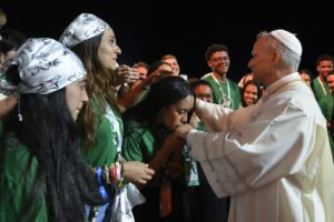El Papa León XIV saluda a jóvenes tras presidir una vigilia de oración con cientos de miles de jóvenes en el barrio romano de Tor Vergata el 2 de agosto de 2025. La vigilia fue parte del Jubileo de la Juventud. (CNS/Vatican Media)