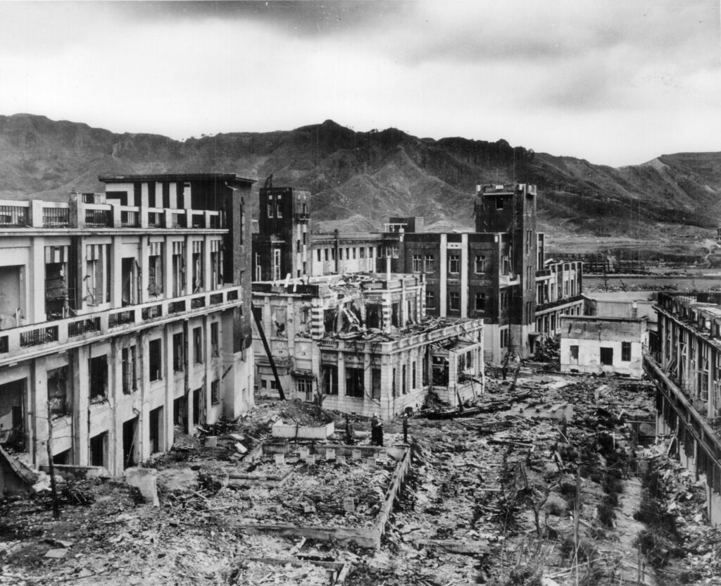 La ciudad de Nagasaki, Japón, muestra escasos signos de recuperación cuatro años después de que una bomba atómica fuera detonada sobre la ciudad el 9 de agosto de 1945. (OSV News photo/Milwaukee Journal Sentinel files, USA TODAY NETWORK via Reuters)