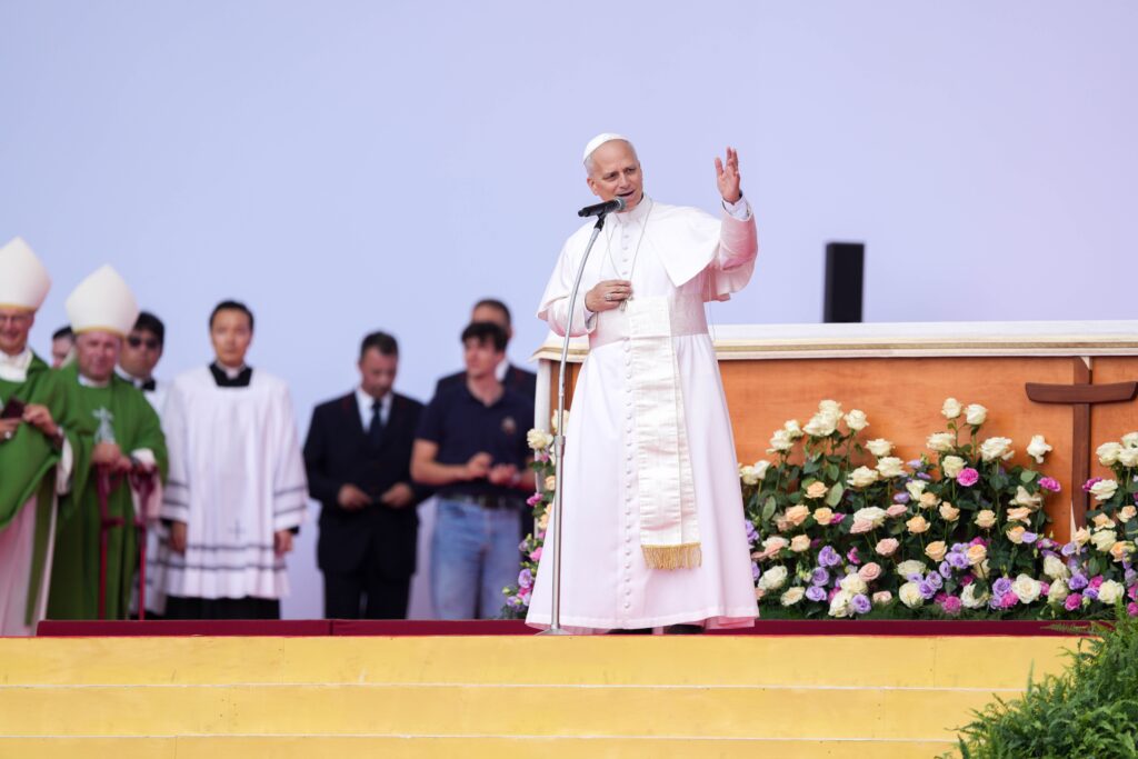 El Papa León XIV pronuncia unas palabras finales al concluir el Jubileo de los Jóvenes en el barrio romano de Tor Vergata, el 3 de agosto de 2025. El Papa presidió la Misa de clausura y dirigió el rezo del Ángelus. (Foto CNS/Lola Gomez)