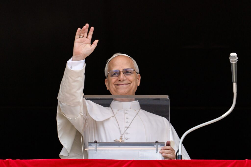 El Papa León XIV saluda a las personas reunidas en la Plaza de San Pedro para el rezo del Ángelus en el Vaticano el 10 de agosto de 2025 (Foto CNS/Vatican Media)