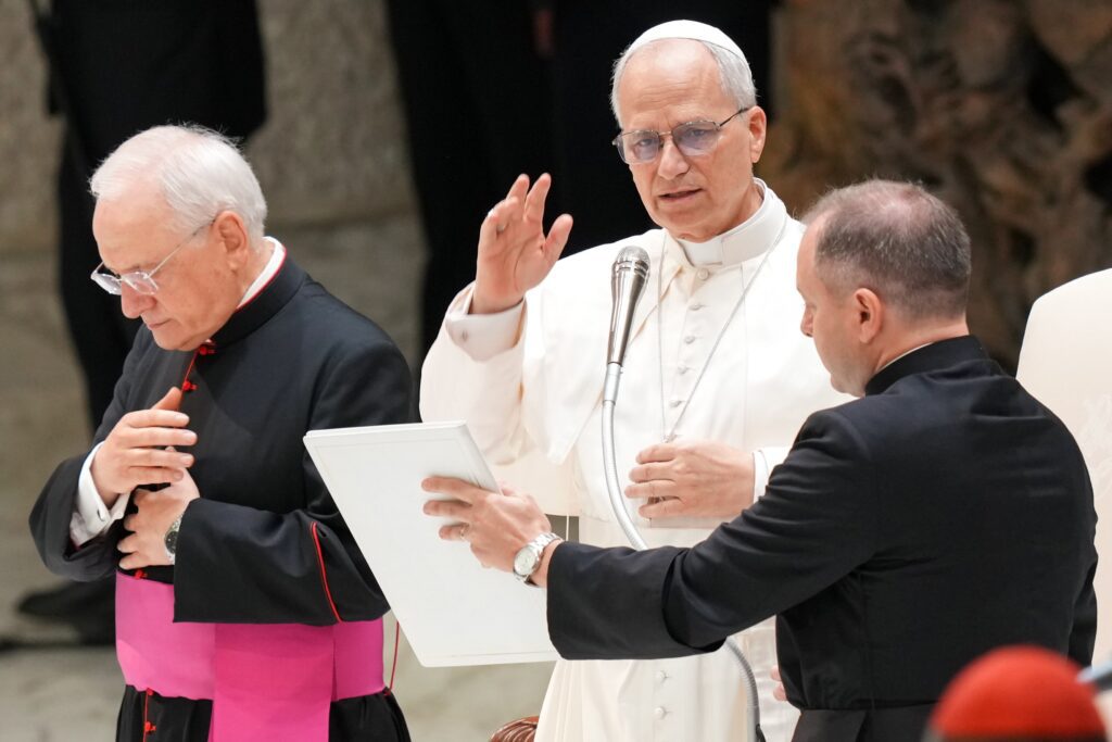 El papa Francisco imparte su bendición al término de su audiencia general semanal en la Sala Pablo VI del Vaticano, el 13 de agosto de 2025. (Foto CNS/Lola Gómez)