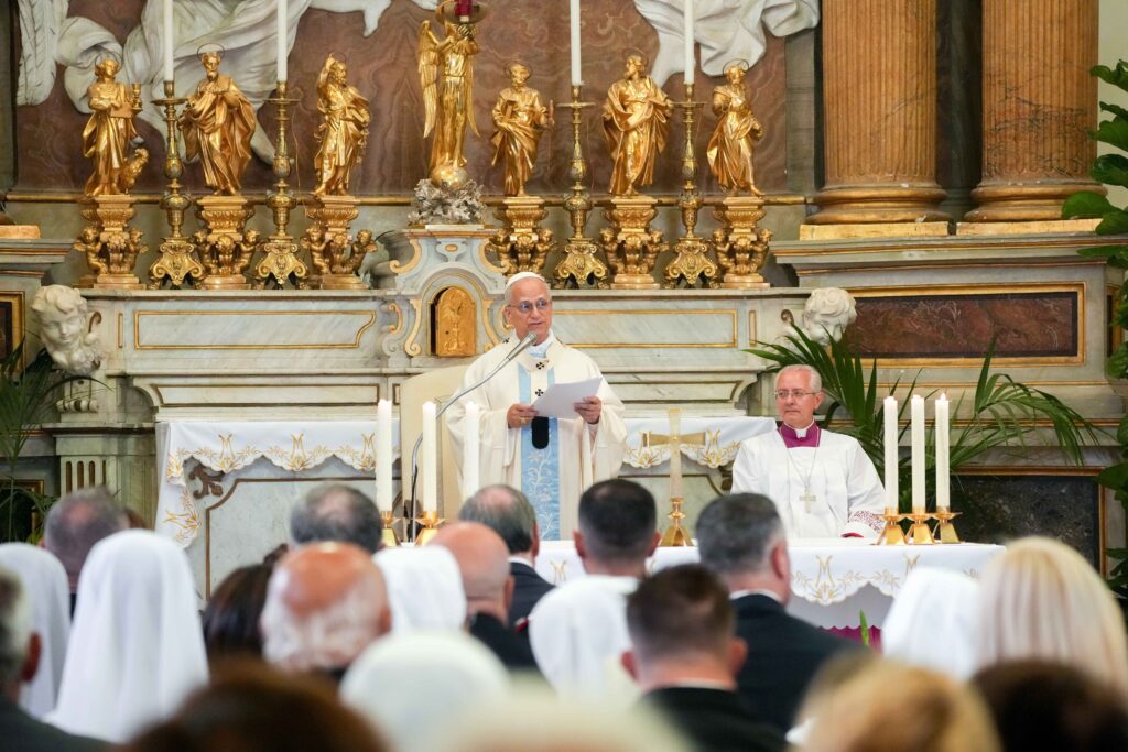 El Papa León XIV pronuncia su homilía durante la Misa en la iglesia de Santo Tomás de Villanueva en Castel Gandolfo, Italia, en la festividad de la Asunción de la Bienaventurada Virgen María, el 15 de agosto de 2025. (Foto CNS/Lola Gomez)