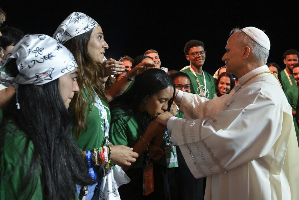 El papa León XIV saluda a los jóvenes tras presidir una vigilia de oración con cientos de miles de jóvenes en el barrio romano de Tor Vergata el 2 de agosto de 2025. La vigilia formaba parte de las celebraciones del Jubileo de la Juventud. (Foto CNS/Vatican Media)