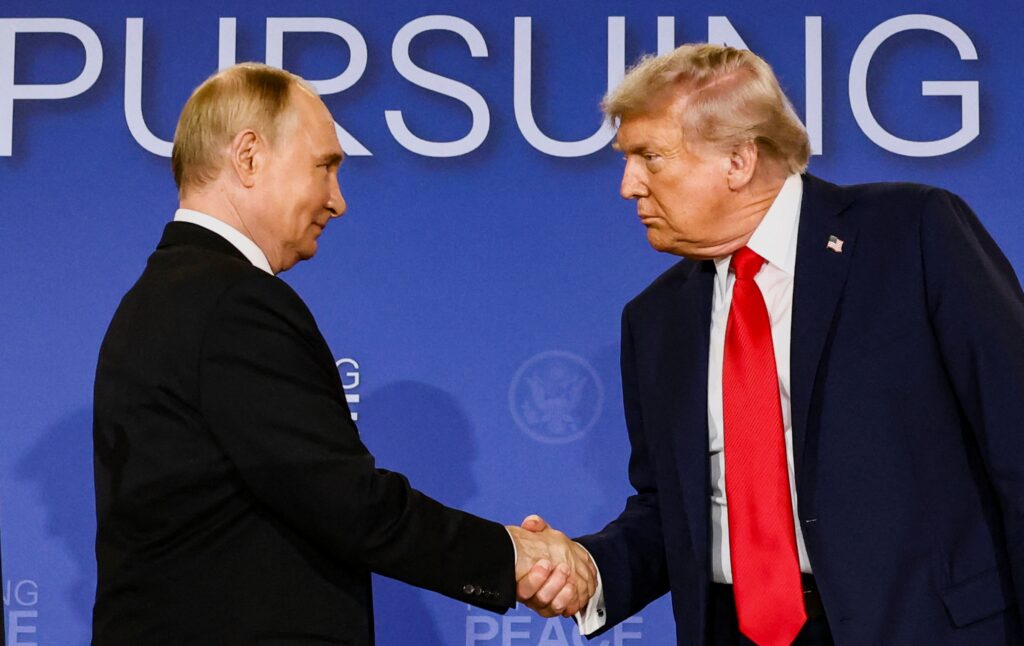 El presidente de Estados Unidos, Donald Trump, y el presidente de Rusia, Vladimir Putin, se dan la mano durante una rueda de prensa tras su reunión para negociar el fin de la guerra en Ucrania, en la Base Conjunta Elmendorf-Richardson, en Anchorage, Alaska, el 15 de agosto de 2025. (Foto de OSV News/Kevin Lamarque, Reuters)