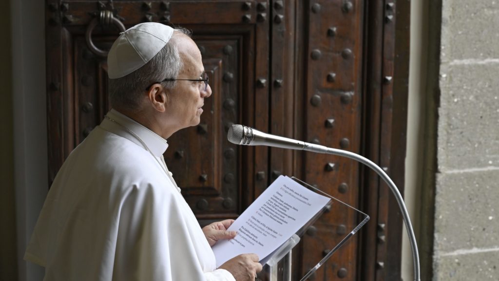 El Papa León XIV dirige el rezo del Ángelus frente al palacio papal de Castel Gandolfo, Italia, el 17 de agosto de 2025. (CNS/Media Vaticana)