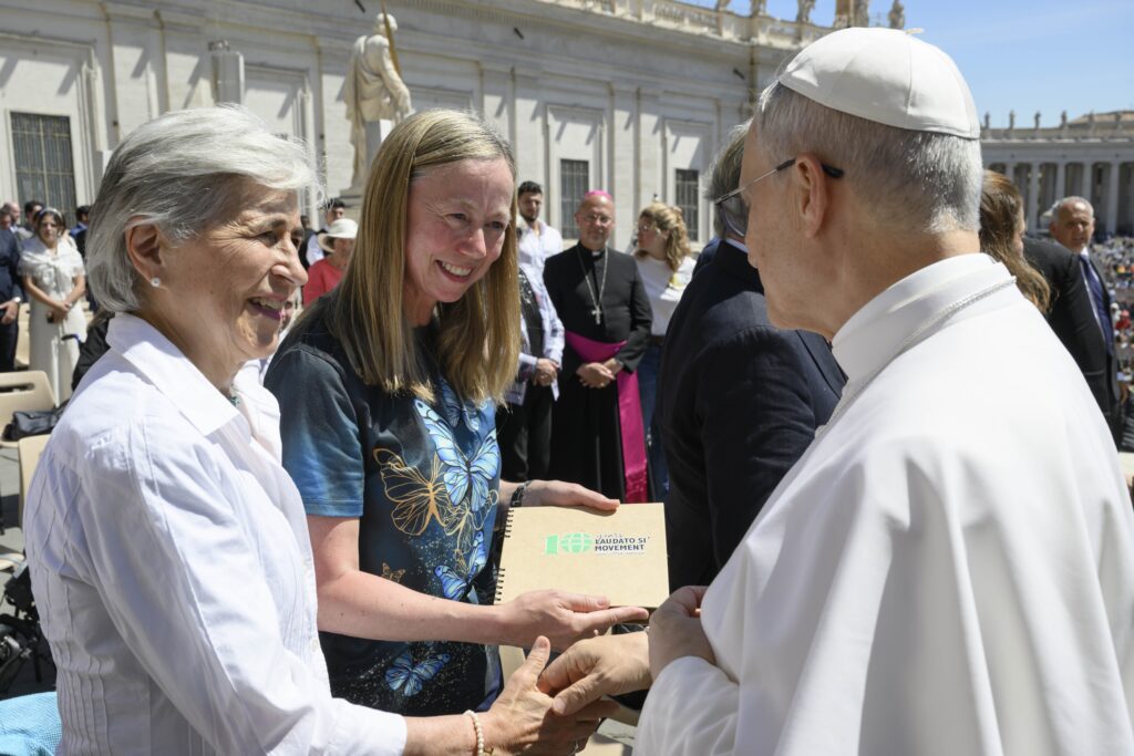 El Papa León XIV saluda a María Lía Zervino, miembro del consejo del Movimiento Laudato Si', y a Lorna Gold, directora ejecutiva, después de su audiencia general semanal en Plaza de San Pedro en el Vaticano 28 de mayo de 2025. (Foto OSV News/Simone Risoluti, Vatican Media/Catholic Press Photo)