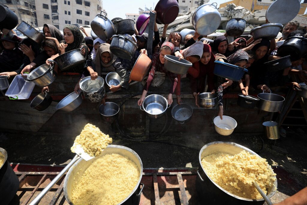 Palestinos esperan poder recibir comida en un comedor social de la ciudad de Gaza, en la Franja de Gaza, el 15 de agosto de 2025. (Foto OSV News/Dawoud Abu Alkas, Reuters)