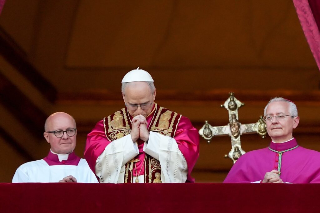 El Papa León XIV, el antes cardenal Robert F. Prevost, reza desde el balcón central de la Basílica de San Pedro en el Vaticano tras su elección como Papa el 8 de mayo de 2025. El nuevo Papa nació en Chicago. (Foto CNS/Lola Gomez)