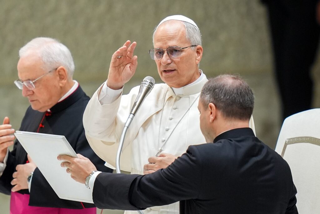 El papa León XIV bendice a los visitantes y peregrinos al término de su audiencia general semanal en la Sala Pablo VI del Vaticano, el 27 de agosto de 2025. (Foto CNS/Lola Gómez)