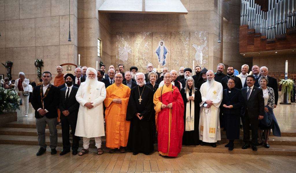 El padre Alexei Smith, en el centro con barba blanca, responsable ecuménico e interreligioso de la Arquidiócesis de Los Ángeles, junto a decenas de líderes interreligiosos que asistieron a la misa conmemorativa por el papa Francisco el 25 de abril. (Victor Alemán)