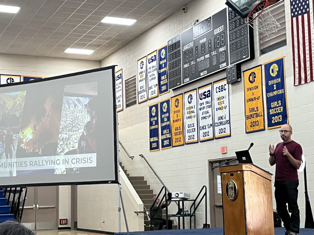 Pete Mauro, quien usó la tecnología para crear AltadenaRising.org tras el incendio Eaton, fue el orador principal del C3 Conference 2025 en Bishop Amat High School. (Mike Cisneros)