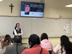 La hermana Nancy Usselmann, FSP, directora de Pauline Media Studies, enseña durante la sesión “Desintoxica tu cerebro y tu alma: al estilo católico”. (Mike Cisneros)