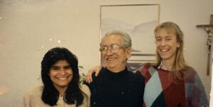 Erlandson (derecha) en 1987 con la antigua empleada Connie Dente y el voluntario Saul Serna. (Centro St. Margaret)