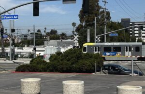 Un tren de la nueva línea K del Metro de Los Ángeles, que conecta el LAX con el centro de LA, visto desde la entrada de la iglesia San Juan Crisóstomo. (Tom Hoffarth)