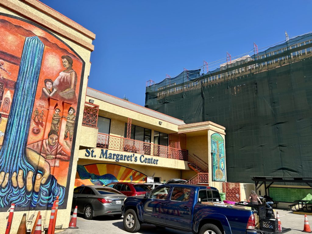Un nuevo edificio de cinco pisos junto al Centro Santa Margarita de Caridades Católicas en Lennox, sobre la avenida Inglewood cerca del aeropuerto LAX, es un ejemplo del rápido desarrollo en la zona. (Tom Hoffarth)