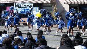 Porristas de San Juan Crisóstomo durante un evento escolar con el arzobispo José H. Gomez el 1 de marzo de 2022, celebrando la victoria de los Rams. (Victor Alemán)