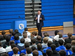 El orador principal Saul Malek habla a estudiantes de Detroit Catholic Central High School, el 6 de marzo, sobre los peligros de la adicción al juego. (Imagen vía Facebook @DCC1928)