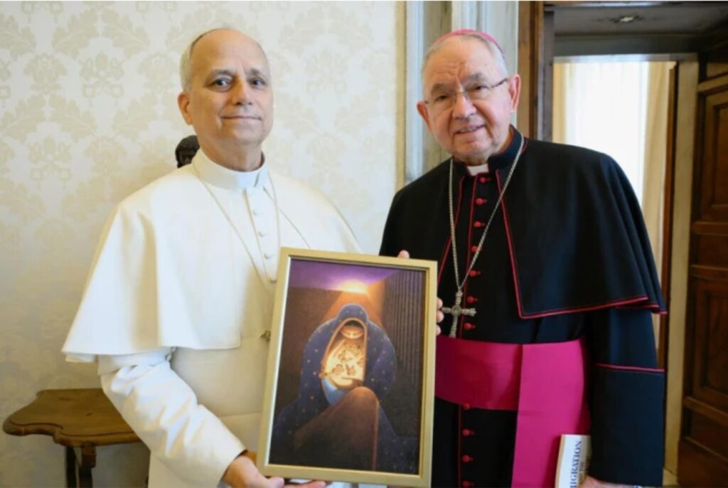 El Papa León XIV muestra la pintura "Virgen Monarca", obsequio del Arzobispo de Los Ángeles, Mons. José Gomez, a quien recibió este viernes en el Vaticano. (Vatican Media via ACI Prensa)