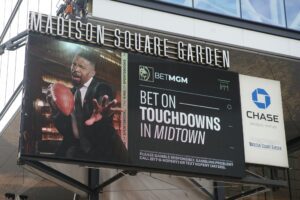Un cartel fuera del Madison Square Garden en Nueva York anuncia apuestas deportivas con Jamie Foxx en 2023. (Shutterstock)