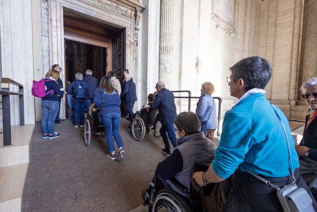 Participantes del Jubileo de los Enfermos y del Mundo de la Sanidad se acercan a la Puerta Santa de la Basílica de San Pedro en el Vaticano, el 5 de abril de 2025. (Foto CNS/Pablo Esparza)