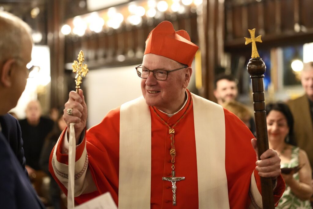 El cardenal Timothy M. Dolan, de Nueva York, encabeza el inicio de un servicio ecuménico de oración por la paz en el mundo en honor a María, Madre de Dios, en la catedral maronita de Nuestra Señora del Líbano, en el barrio de Brooklyn Heights, en Brooklyn, Nueva York, el 20 de mayo de 2025. (Foto de OSV News/Gregory A. Shemitz/Archivo)