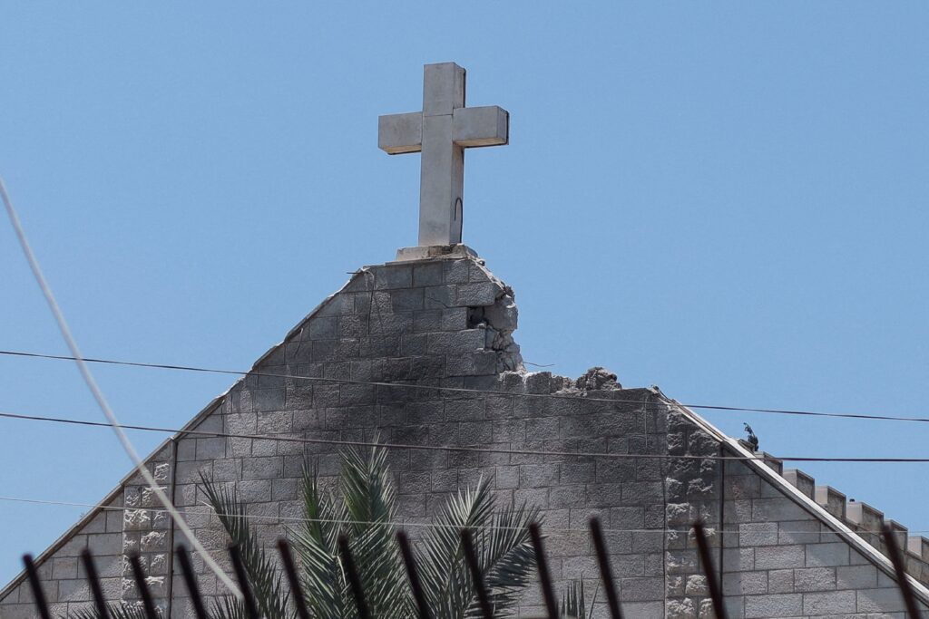Se pueden ver marcas de quemaduras debajo de una cruz en lo alto de la iglesia de la Sagrada Familia en la ciudad de Gaza, el 18 de julio de 2025, que fue alcanzada por un ataque israelí el día anterior. (Foto de OSV News/Khamis Al-Rifi, Reuters)