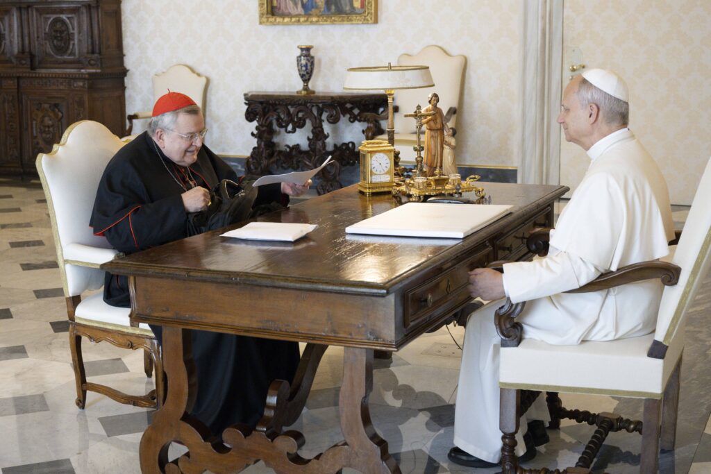 El papa León XIV y el cardenal estadounidense Raymond L. Burke se reúnen en la biblioteca del Palacio Apostólico del Vaticano el 22 de agosto de 2025. Aunque la oficina de prensa del Vaticano anunció que ambos se habían reunido, no proporcionó detalles sobre el encuentro. (Foto CNS/Vatican Media)