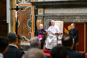 POPE LEO XIV MEETS INTERNATIONAL CATHOLIC LEGISLATORS NETWORK | Angelus en Español El Papa León XIV habla a miembros de la Red Internacional de Legisladores Católicos durante la peregrinación jubilar en el Aula Clementina del Palacio Apostólico Vaticano, el 23 de agosto de 2025. (CNS/Vatican Media)