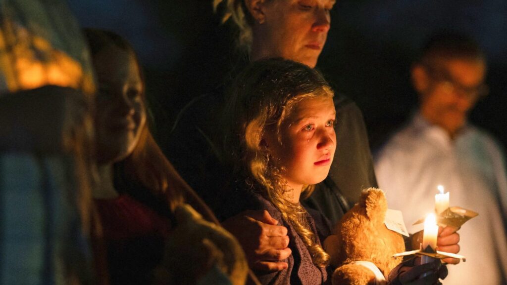 Una niña sostiene una vela durante una vigilia en Lynnhurst Park, en Minneapolis, el 27 de agosto de 2025, tras un tiroteo ocurrido ese mismo día en la iglesia Annunciation. (Foto de OSV News/Tim Evans, Reuters)