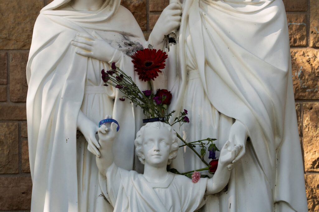Una estatua de la Sagrada Familia se ve antes de la primera misa en la iglesia Annunciation Church de Minneapolis el 30 de agosto de 2025, que alberga una escuela primaria y fue escenario de un tiroteo. El tirador abrió fuego con un rifle a través de las ventanas de la iglesia de la escuela y alcanzó a los niños que asistían a misa el 27 de agosto, durante la primera semana de clases, matando a dos e hiriendo a otros 18. (Foto de OSV News/Tim Evans, Reuters)