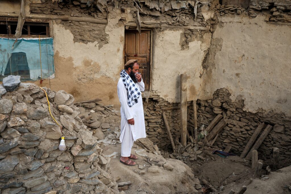 Un hombre afgano reacciona mientras se encuentra entre los escombros de una casa derrumbada tras un mortal terremoto de magnitud 6,0 que sacudió la región oriental de Afganistán alrededor de la medianoche, en Dara Mazar, en la provincia de Kunar, el 1 de septiembre de 2025. El papa León XIV expresó su pesar tras el terremoto que causó cientos de muertos y miles de heridos. (OSV News/Sayed Hassib, Reuters)