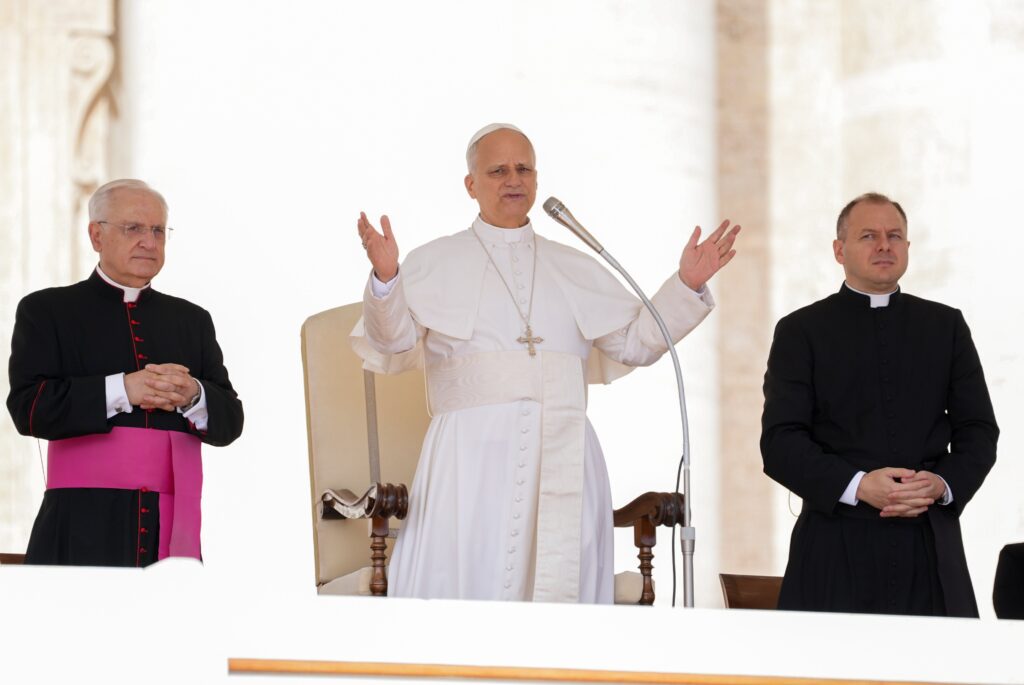 El Papa León XIV saluda a visitantes y peregrinos a su llegada a la Plaza de San Pedro del Vaticano para su audiencia general el 3 de septiembre de 2025. (Foto CNS/Lola Gomez)